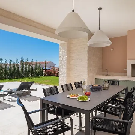 Estelle By Ilc * 布罗托尼贾