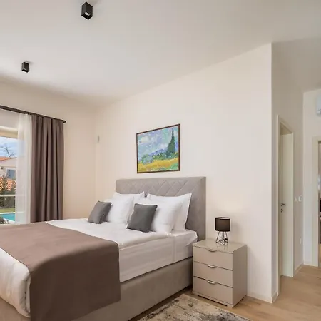 Estelle By Ilc * 布罗托尼贾